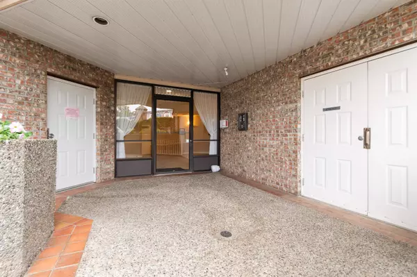 Abbotsford, BC V2T 4E4,32669 George Ferguson WAY #205