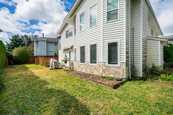 527 E Columbia ST, New Westminster, BC V3L 3X8