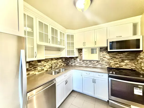 Coquitlam, BC V3C 4H8,2915 Norman AVE #111