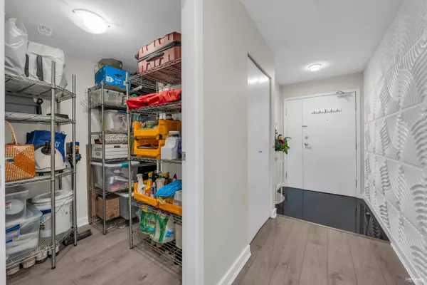 Vancouver, BC V6B 0A7,918 Cooperage WAY #1906