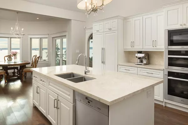 3602 Creery AVE West Vancouver, BC V7V 2M1