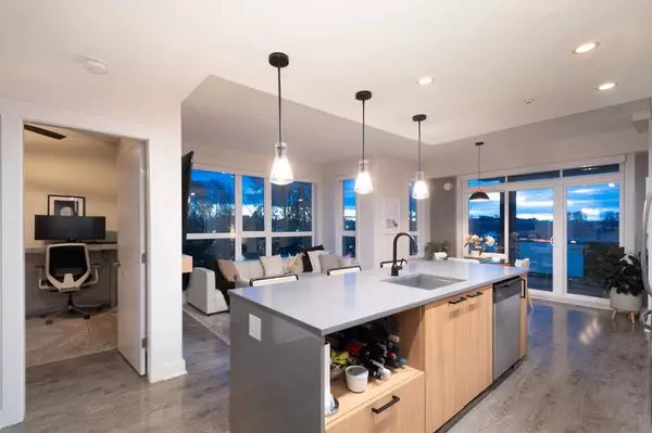 North Vancouver, BC V7M 0C6,733 W 14th ST #417