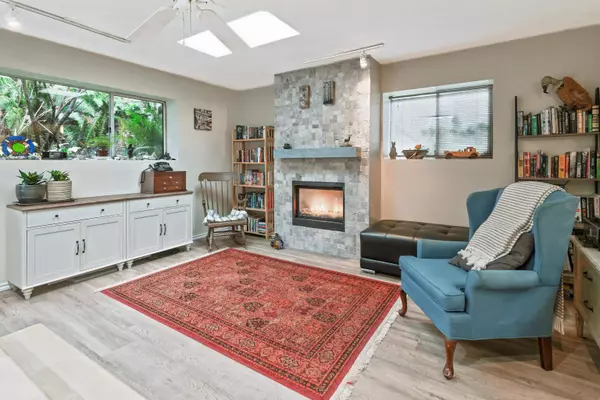 Port Moody, BC V3H 2H9,2133 Hope ST