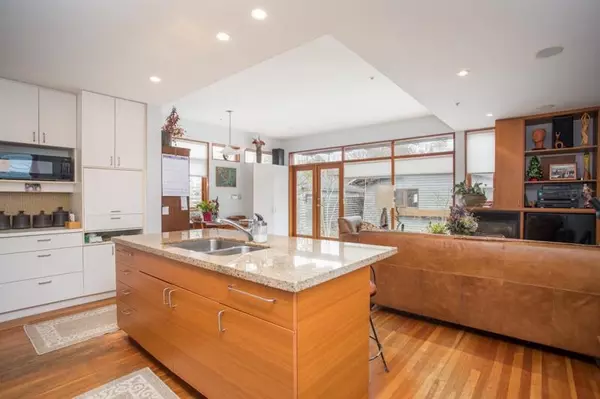 Vancouver, BC V6R 2R2,4436 W 12th AVE