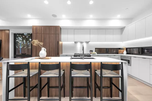 Vancouver, BC V5Y 1Z9,275 W 17th AVE #2