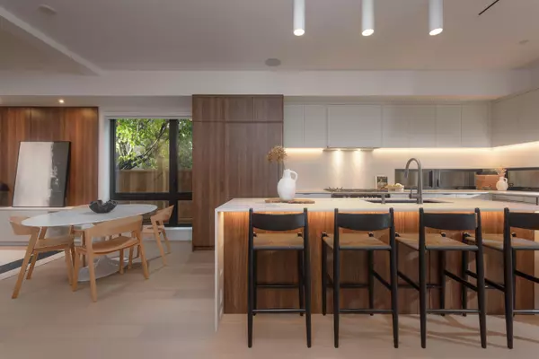 Vancouver, BC V5Y 1Z9,275 W 17th AVE #2