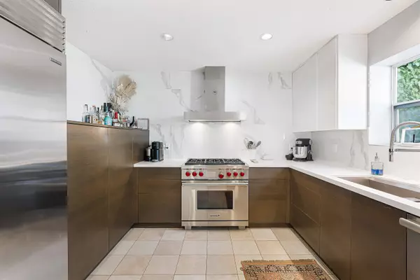 North Vancouver, BC V7G 2M4,3968 Frames PL