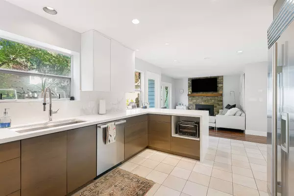 North Vancouver, BC V7G 2M4,3968 Frames PL