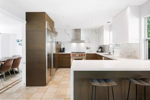 North Vancouver, BC V7G 2M4,3968 Frames PL