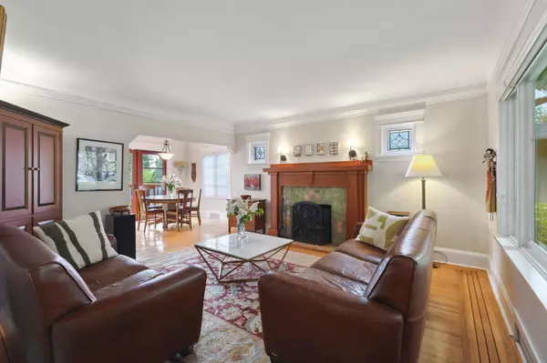 North Vancouver, BC V7L 3E9,349 E 24th ST