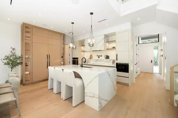 West Vancouver, BC V7V 3X4,1385 19th ST