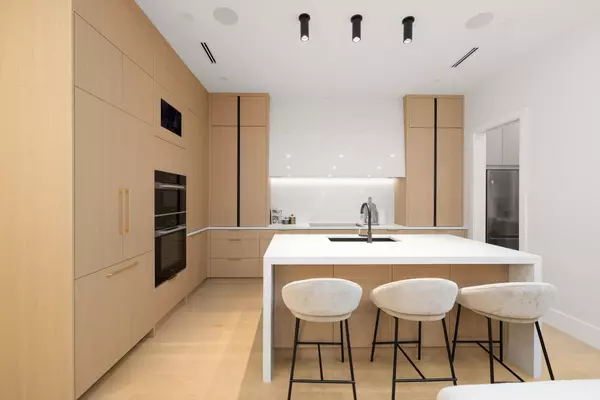 131 Grosvenor AVE Burnaby, BC V5B 3N7