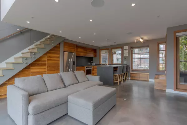 139 Alexander St, Vancouver, BC V6A 1B8