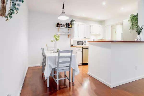 North Vancouver, BC V7L 2R3,206 E 15th ST #319