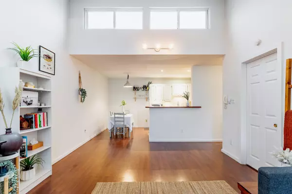 North Vancouver, BC V7L 2R3,206 E 15th ST #319