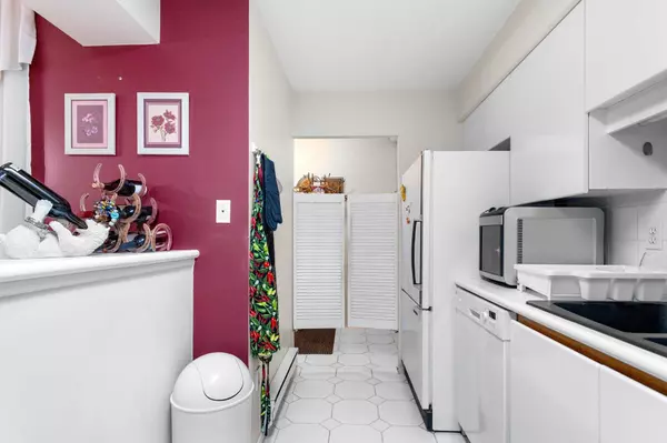 North Vancouver, BC V7N 2L8,106 W Kings RD #301