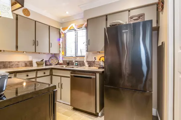 Surrey, BC V3W 6P9,8037 139a ST