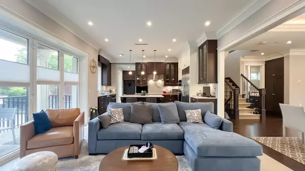 Vancouver, BC V6M 1L1,2071 W 36th AVE