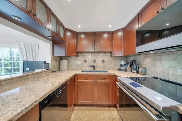 Vancouver, BC V6H 3W6,2217 Oak ST