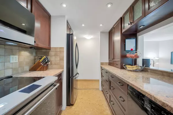 Vancouver, BC V6H 3W6,2217 Oak ST