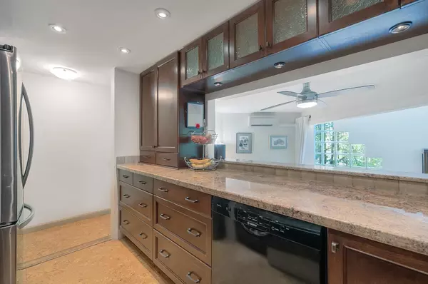 Vancouver, BC V6H 3W6,2217 Oak ST