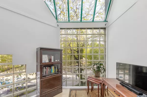 Vancouver, BC V6H 3W6,2217 Oak ST