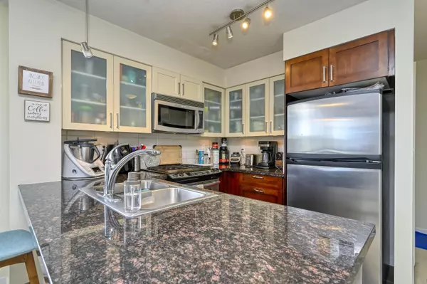 New Westminster, BC V3M 0B6,1 Renaissance SQ #1307