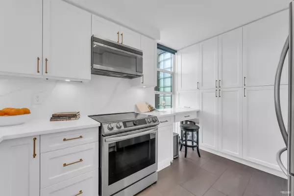 2243 Oak ST Vancouver, BC V6H 3W6