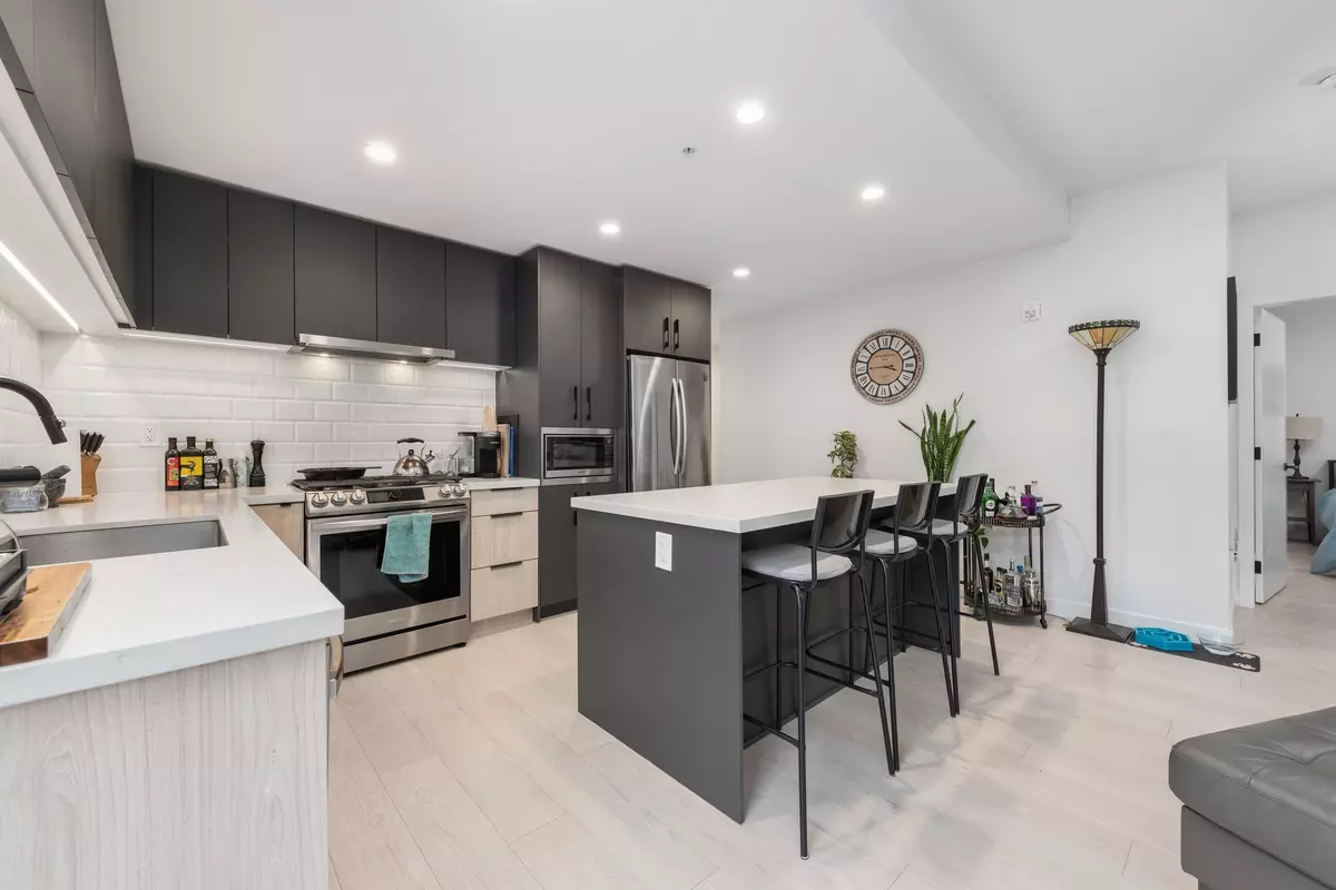 Port Moody, BC V3H 0L4,3018 St. George ST #407