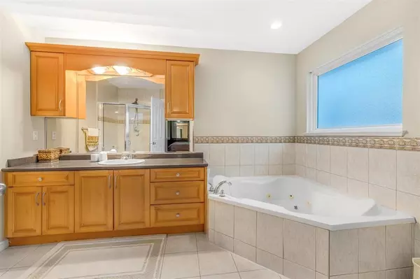 Surrey, BC V3S 9Y4,14621 81a AVE