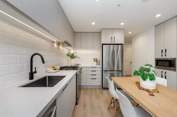 Port Moody, BC V3H 0L3,3038 St. George Street ST #112