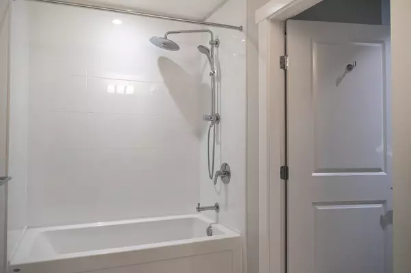 North Vancouver, BC V7J 0B7,2670 Library LN #403