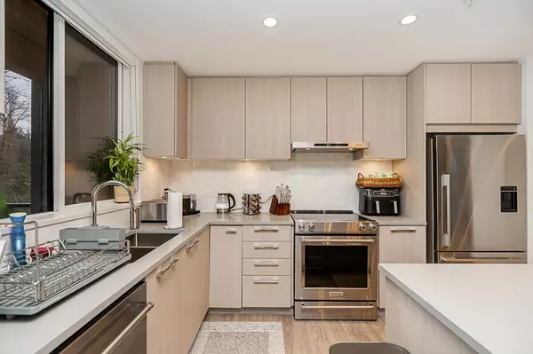 Burnaby, BC V3N 0J2,6438 Byrnepark DR #401