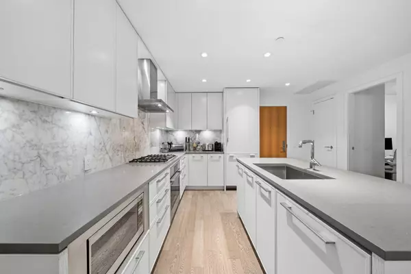 North Vancouver, BC V7R 0A5,3220 Connaught CRES #201