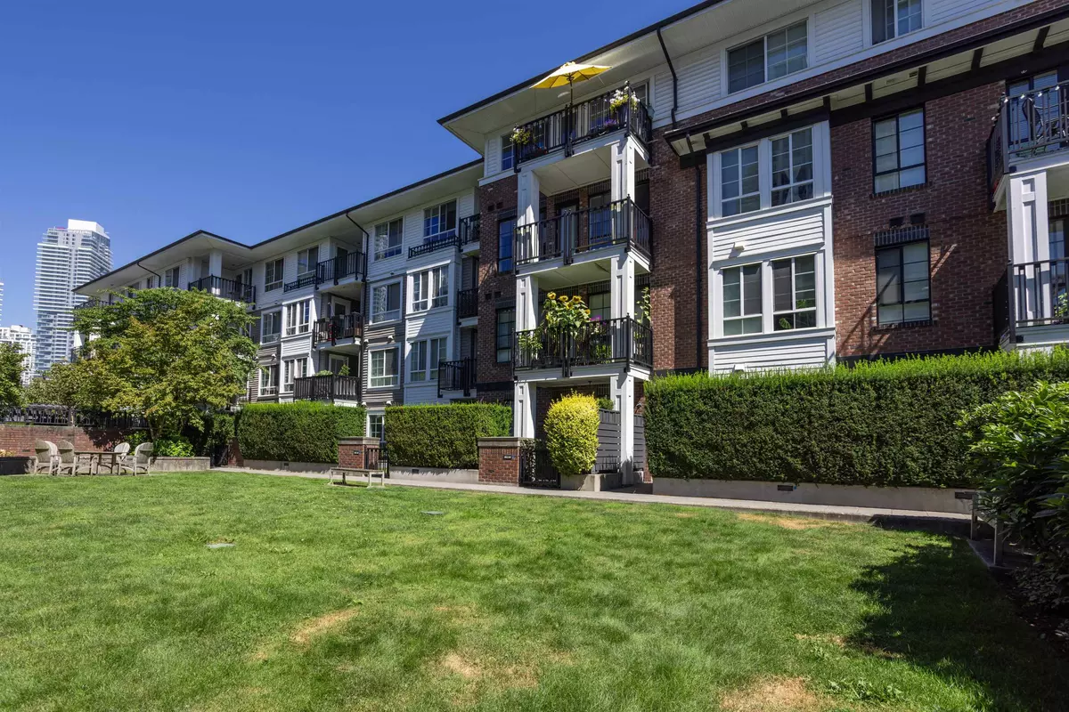 Coquitlam, BC V3J 0B5,553 Foster AVE #207