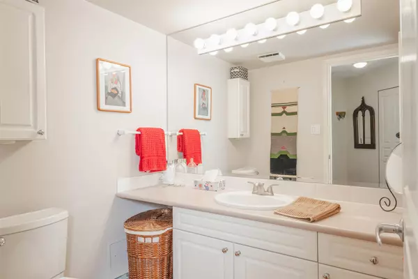 White Rock, BC V4B 3G1,15466 North Bluff RD #207