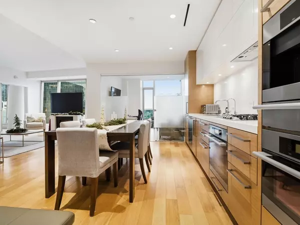 Vancouver, BC V6C 0B5,667 Howe ST #1701