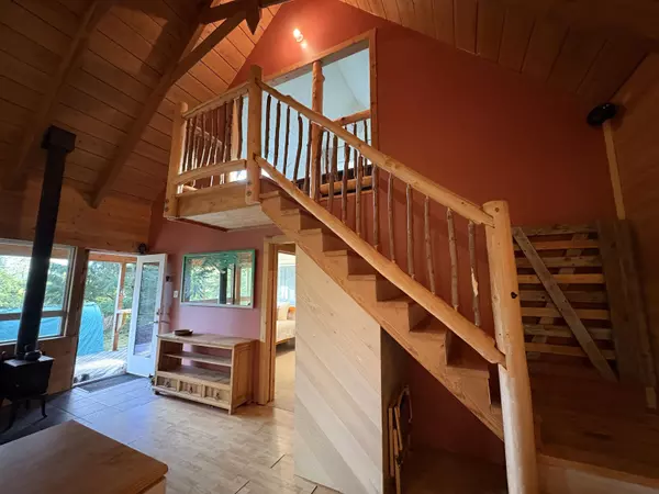 Gambier Island, BC V0N 1V0,815 The Grove RD