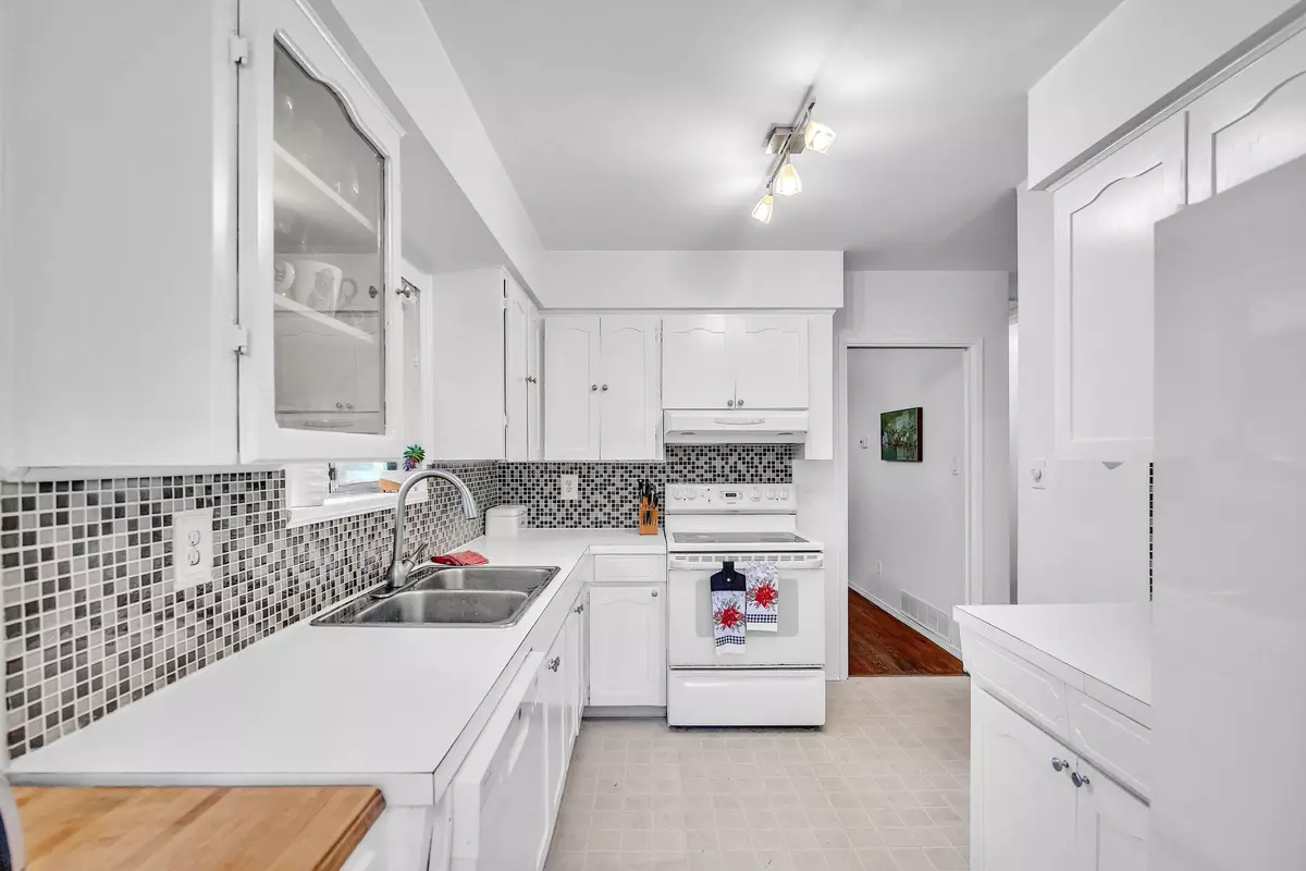 North Vancouver, BC V7K 2K9,3296 Institute RD