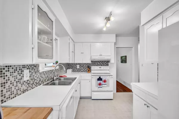 3296 Institute RD, North Vancouver, BC V7K 2K9