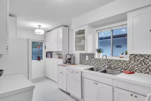 North Vancouver, BC V7K 2K9,3296 Institute RD