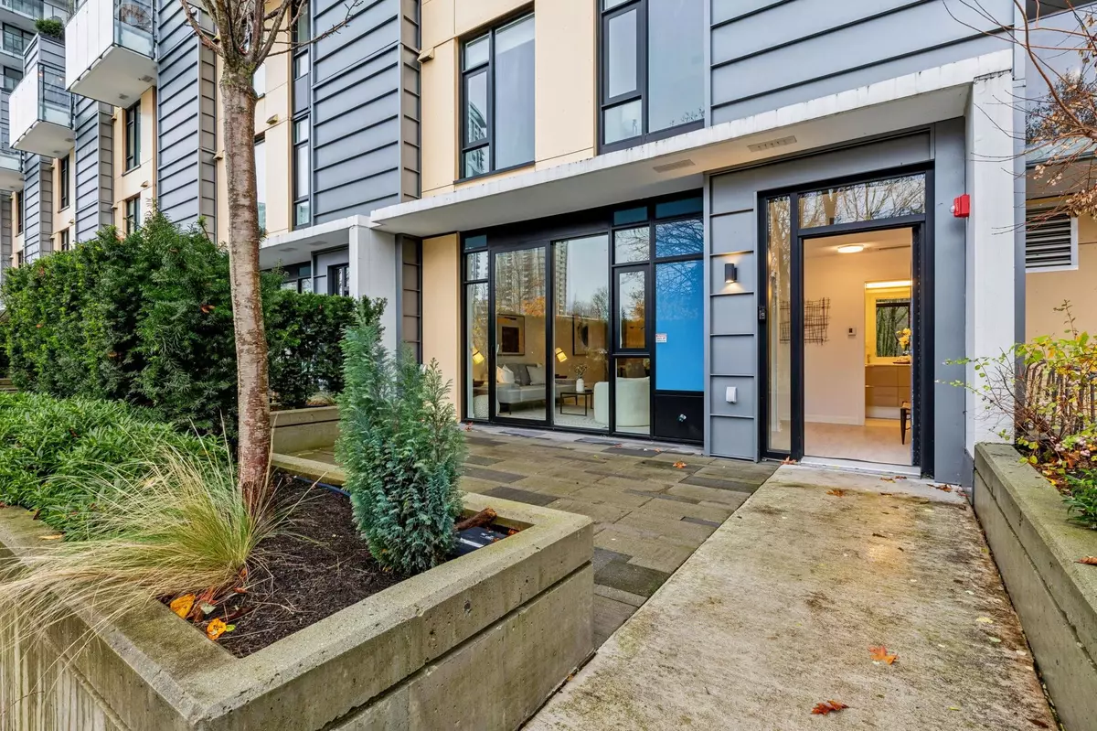 North Vancouver, BC V7J 1H3,TH1431 Hunter ST