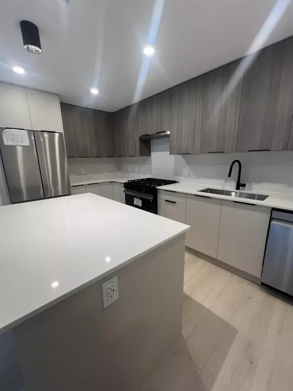 Port Moody, BC V3H 0J7,111 Buller ST #102