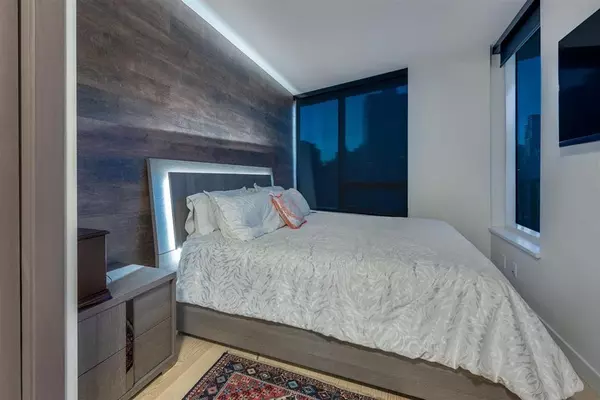 68 Smithe ST #PH2015 Vancouver, BC V6B 0P4