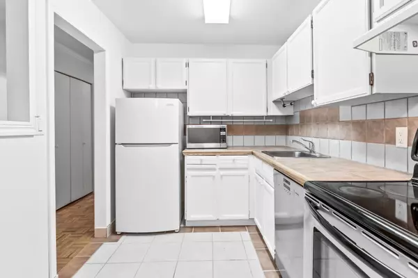 1555 Fir ST #107 White Rock, BC V4B 4B6