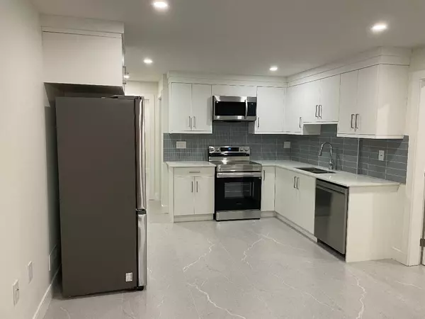 North Vancouver, BC V7R 2T5,452 16 Street East ST