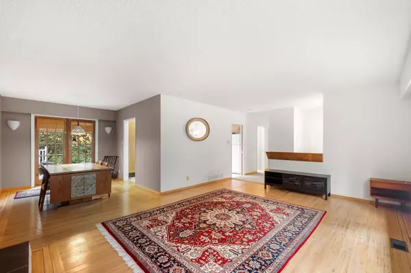 2086 Tompkins CRES North Vancouver, BC V7H 2C8