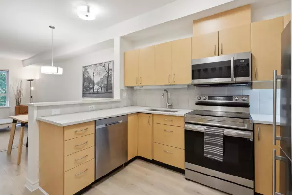 North Vancouver, BC V7R 4X6,3151 Connaught CRES #306