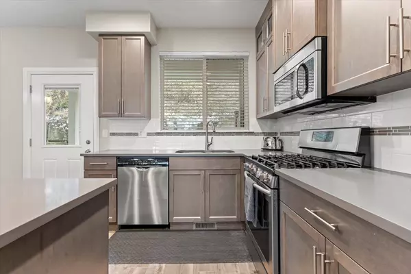 Chilliwack, BC V2R 0W1,6026 Lindeman ST #4