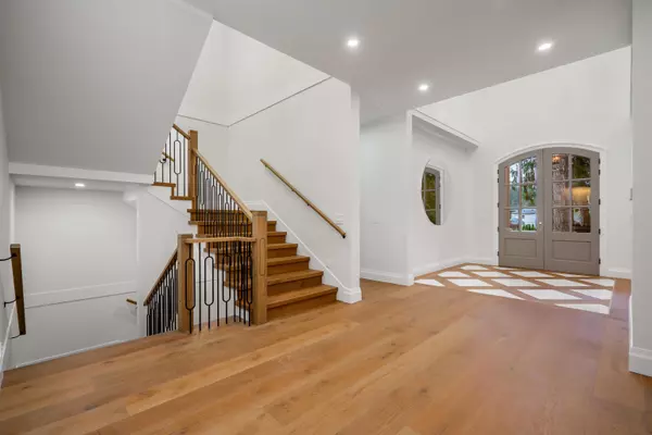 Surrey, BC V4P 2E5,2533 141 ST